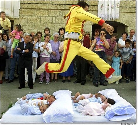 colacho-festival-spain-baby-jumping-1 colacho-festival-spain-baby-jumping-1